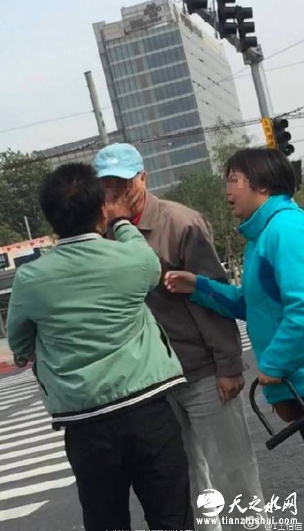 网曝男子骑车撞倒并殴打老人。 @1王怡信 图