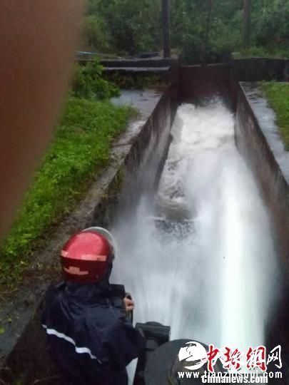 图为海口风圯水库开闸放水。 王子谦 摄