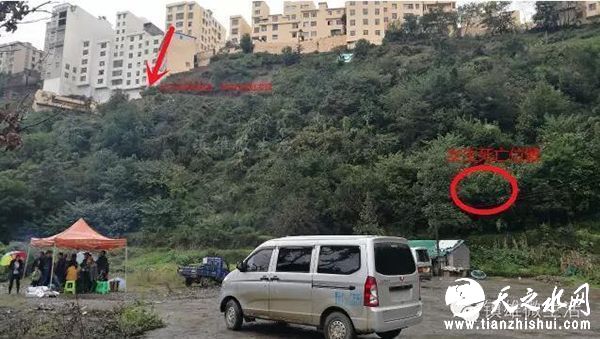 镇雄县公安局官方微信公众号发布通报称，10月16日23时20分，镇雄县公安局接到群众电话报警称：在县城西环路至甘家湾路段的山林中，有一人躺在地上，情况不明，请出警处置。民警及120医生迅速到达现场后，发现有一年轻女子躺在山林中，已经死亡。目前，警方已经介入调查，相关工作正在抓紧开展中。