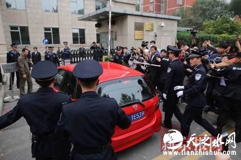 王宝强乘坐一老款飞度汽车到达法院。