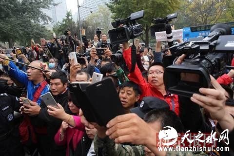 法院外围观的路人和媒体人。