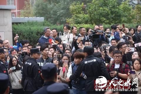 法院外围观的路人和媒体人。新京报记者王贵彬 王飞 摄