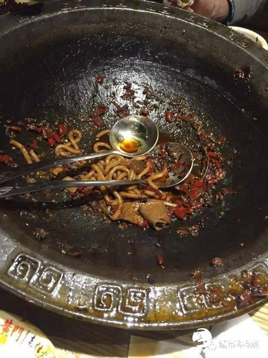 下午，小 8 联系到了黄门老灶火锅负责人。负责人告诉小 8 当天是因为爱米吃的火锅为九宫格铁锅，当天因为没有及时加汤，少汤并且铁锅烧久后导致铁离子分离。这个现象属于正常，对人身体无害。“ 这是店里第一次出现这样的情况，我们后来再次试验发现铁锅少汤烧久后确实会发生菜品发黑问题。这个情况我们也向顾客解释并致歉了。” 这位负责人说。