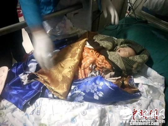 10月16日22时30分许，居民马女士在新源县新源镇托海村花苑街007号门前的路边发现一名弃婴，生命体征较弱。 胡静 摄