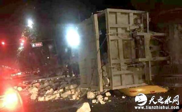 北京通州拉石大卡车侧翻压扁一辆出租车，出租司机不幸身亡