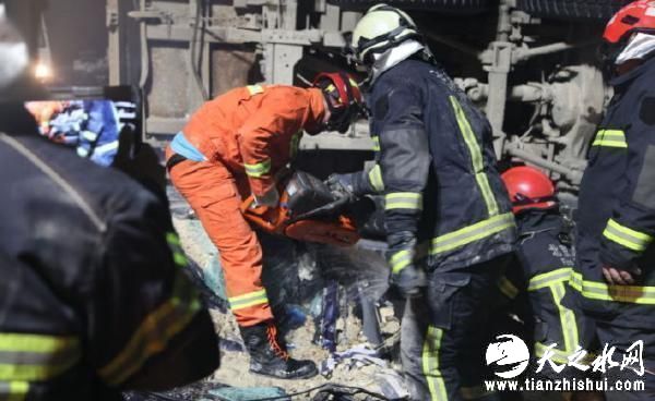 @北京青年报 消息，10月17日晚22时15分，北京市通州区103国道G1出口处，一辆拉石头的大卡车侧翻将一辆出租车压扁，出租车司机被困。通州消防玉桥中队立即赶赴现场救援，消防员先将埋压在出租车上和周边的石头清理，由交警联系的吊车将大车吊起后，再用抢险车上的牵引装置把被困出租车向外拽出，并利用破拆器材解救被困者。18日0时01分，消防员将被困司机救出，但经急救人员确认，出租车司机已无生命体征。（本文原题为《拉石大车侧翻埋压出租车 司机不幸身亡》）