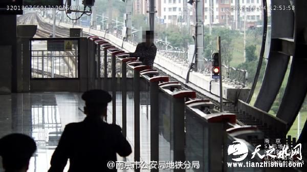 南京某高校学生王某在S1线正方中路地铁站跳进了轨行区。