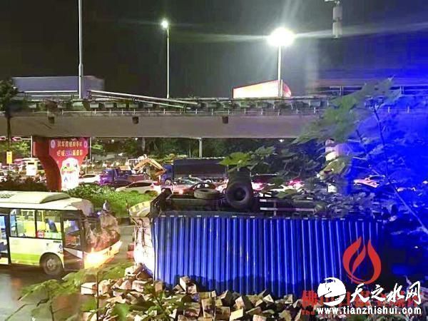 事发现场，货车跌落桥底砸到公交车，货物散落一地，公交车车头受损。