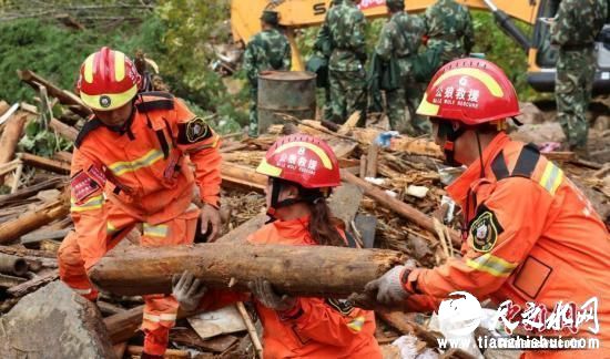 资料图：9月30日，民间救援力量在浙江丽水遂昌山体滑坡现场进行搜救。中新社记者 何蒋勇 摄