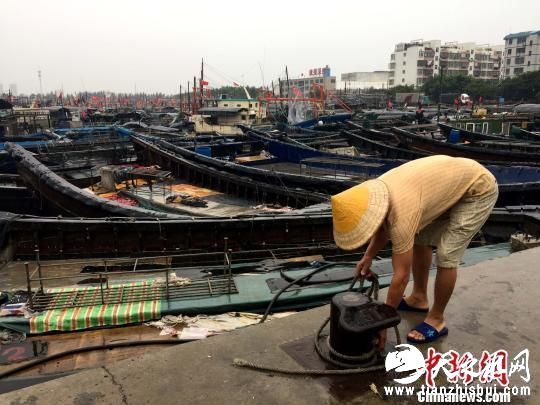 渔民正在加固渔船。 翟李强 摄