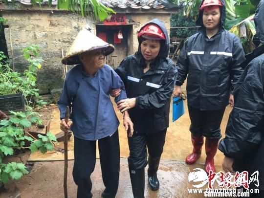 涠洲岛上的工作人员转移安置贫困户。 李丰福 摄