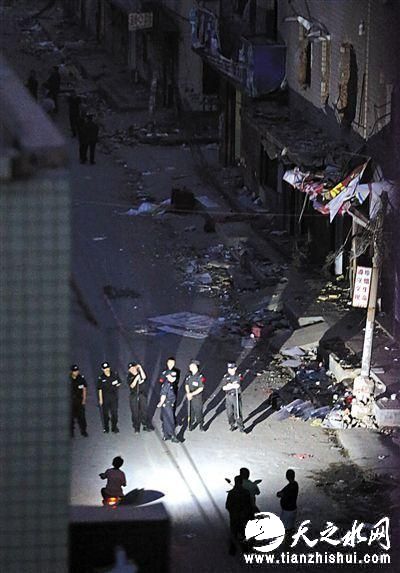 5月10日，郑州惠济区薛岗中街，警方在拆迁户杀人事发地附近值守。