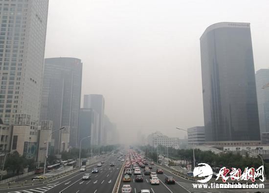 资料图：10月15日，北京市城区雾霾持续，污染加重。中新社记者 杨可佳 摄