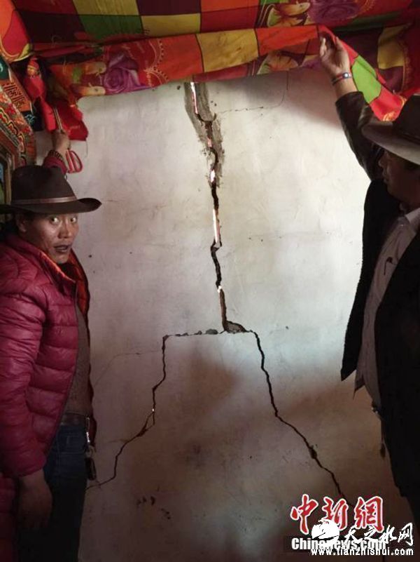 青海杂多发生6.2级地震，居民家中房屋墙体出现裂缝。中新网 图