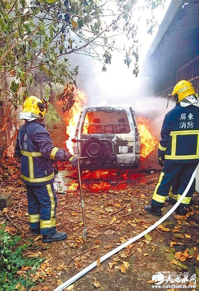 消防队将火势扑灭后，在车内副驾驶座发现一具焦尸。（图片来源：台湾“中时电子报”）