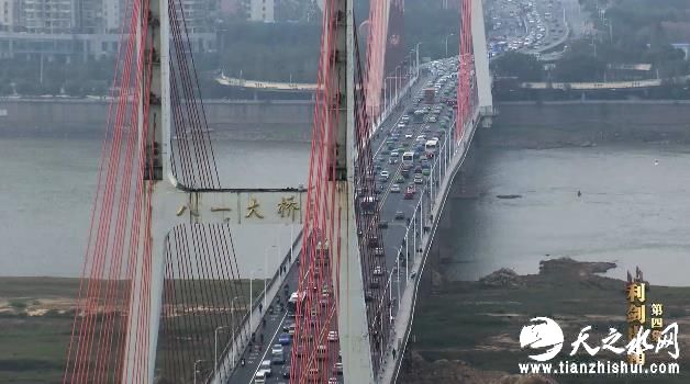 这里是江西南昌的地标：八一大桥。八一南昌起义打响了共产党独立领导武装革命的第一枪。而当革命胜利进入和平年代，作为执政党，面临的挑战也在变化。国家需要建设和发展，但与此同时，社会财富的增加也会刺激欲望的生长，反腐败斗争必然面临严峻复杂的挑战。一手抓改革开放，一手抓惩治腐败，就是在这样的背景下明确提出来的。这只黑猫的猫爪牢牢按住一只抱着铜钱的老鼠，其寓意就是警醒人们：贪腐必被捉。然而，总会有人心存侥幸。