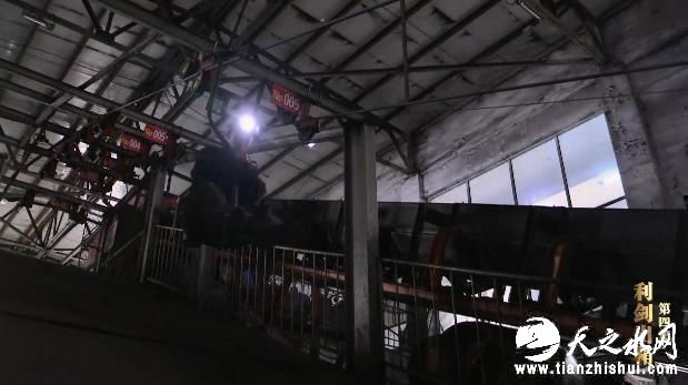 有一句话说，山西因煤而兴、因煤而困。丰富的煤炭资源一度撑起山西的经济发展，但山西也因此面临环境破坏的危机、安全生产的压力、产业依赖的问题。除此之外，它还带来了另一重严峻的困境，那就是：煤炭经济也滋生出了官煤结合、权钱交易的现象，让山西成为了腐败问题的重灾区。