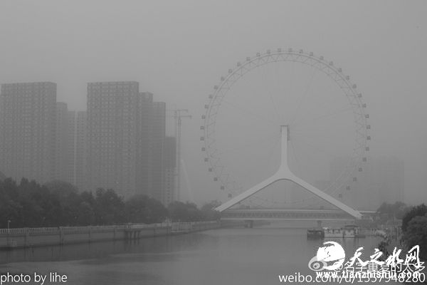 18日，雾霾笼罩下的天津。（图片来源：@名字重复的太多）