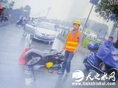 孔某将电瓶车摔倒，阻碍通行。