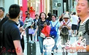 2016年10月16日，中国游客在日本东京街头。