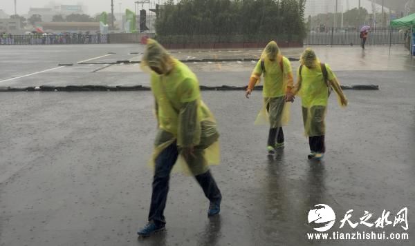 10月22日，三名游客穿着雨衣在大雨中行走。当日，上海普降中到大雨。澎湃新闻记者 赵昀 图