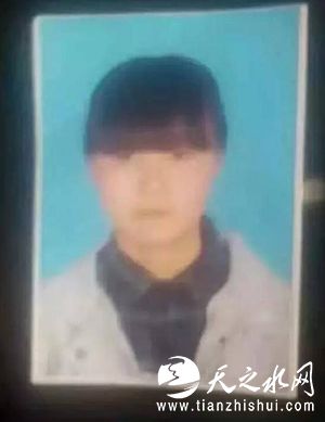 董启红证件照和身份证。