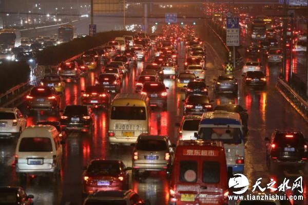 2016年10月21日，北四环西路双向堵车严重。 澎湃见习记者 谢匡时 图