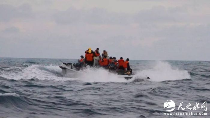 【直击】记者登上美济赤瓜，见证南沙灯塔震撼画面