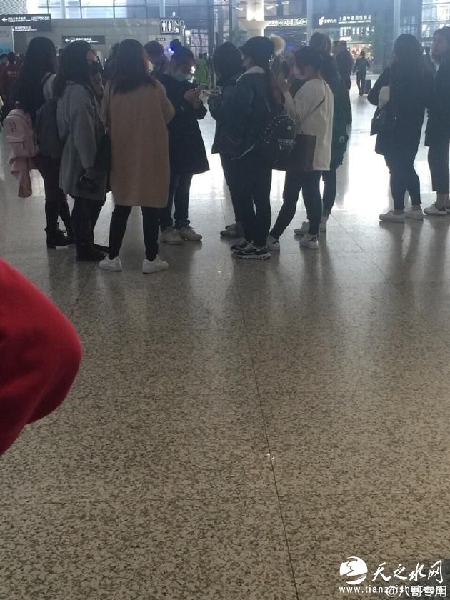 5日下午，该女子被曝在虹桥机场追彭于晏和陈学冬