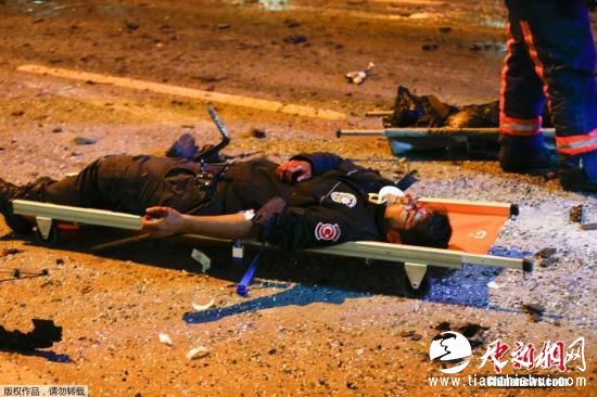 土耳其伊斯坦布尔的贝西克塔斯体育馆外当地12月10日发生炸弹两起爆炸事件，目前死亡人数由15人急剧上升。官方认为，相信其中一起系针对防暴警察的凯时k66炸弹袭击。