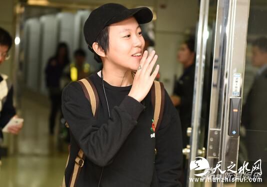 窦靖童曾被考虑，但她想穿燕尾服，与舞会女士必穿礼服的条件不符。