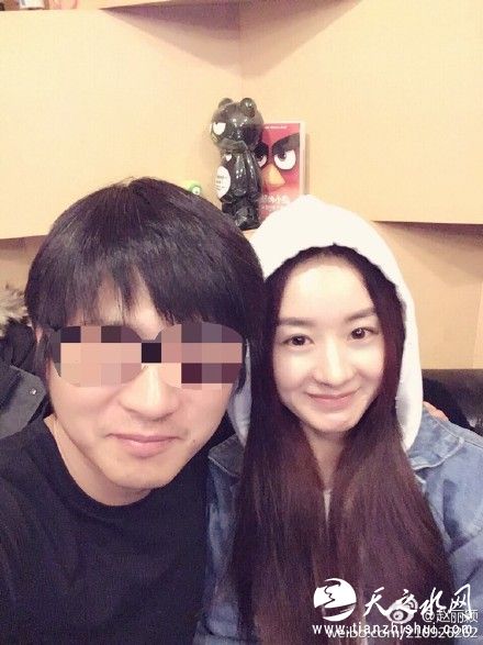 韩寒自己挡住眼睛