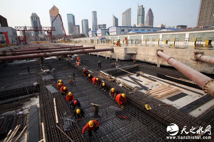 7、中国铁建十八局集团五公司天津地铁4号线10标项目部员工在六纬路车站进行顶板钢筋绑扎（伍振 摄）
