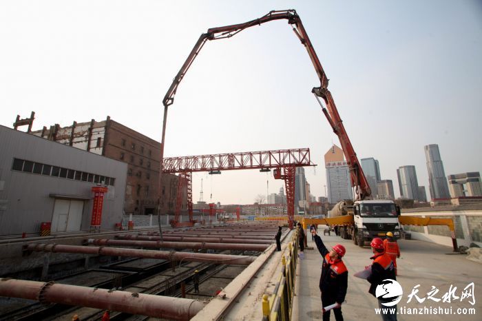 10、中国铁建十八局集团五公司天津地铁4号线10标项目部六纬路车站顶板混凝土浇筑（伍振 摄）