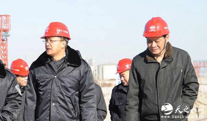 nEO_IMG_2、中国铁建十八局集团副总工代敬辉（左）和五公司轨道交通项目管理部副总经济师段振令（右）等在现场办公（杨海刚 摄）