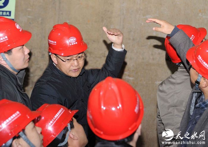 nEO_IMG_1、中国铁建十八局集团副总工代敬辉（中）和技术人员在现场办公（杨海刚 摄）