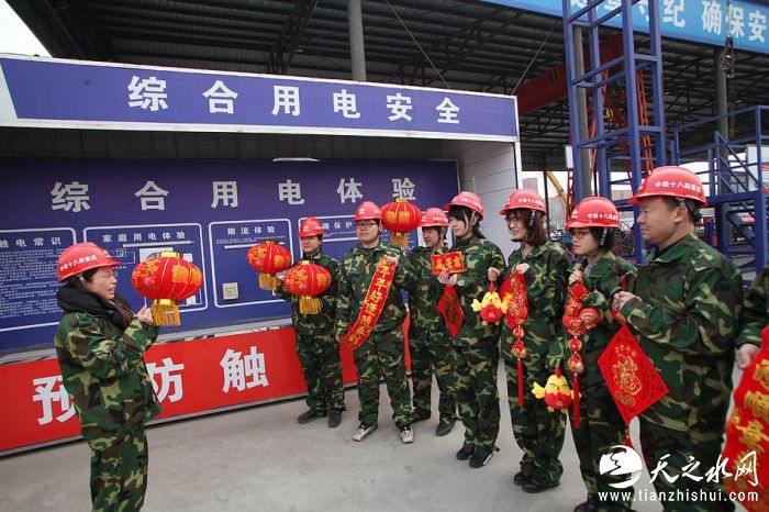 nEO_IMG_5、中国铁建十八局集团五公司海轨道交通项目管理部安全常抓不懈，图为欣嘉园项目总工梁素琴（左一）在项目部给一线职工讲授春节安全用电知识（伍振 摄）