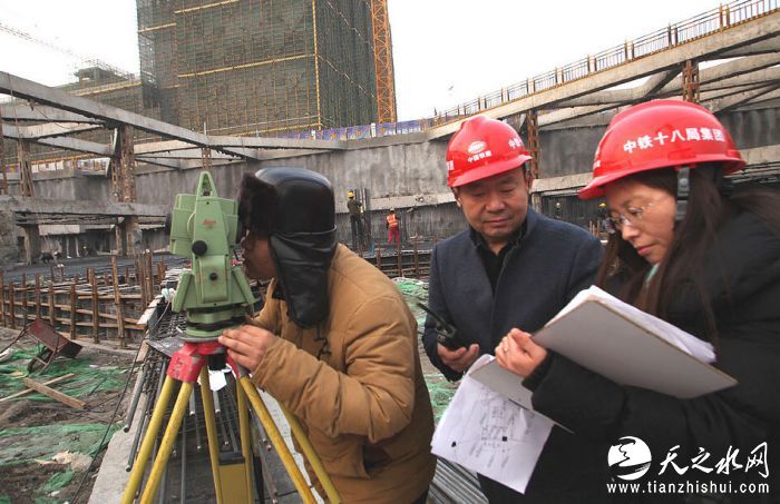 nEO_IMG_3、中国铁建十八局集团五公司轨道交通项目管理部常务副书记范少文（中）、欣嘉园项目总工梁素琴 （右）在现场复核测量数据（伍振 摄）