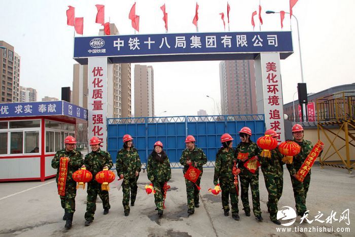 nEO_IMG_7、中国铁建十八局集团五公司滨海轨道交通项目管理部干部职工购买春联、福字等&ldquo;年货&rdquo;欢度春节（伍振 摄）