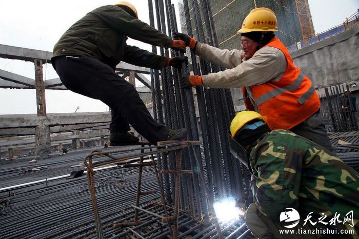 nEO_IMG_8、建设者们在中国铁建十八局集团五公司承建的滨海新区BI线欣嘉园配套工程项目施工现场焊接钢筋（伍振 摄）