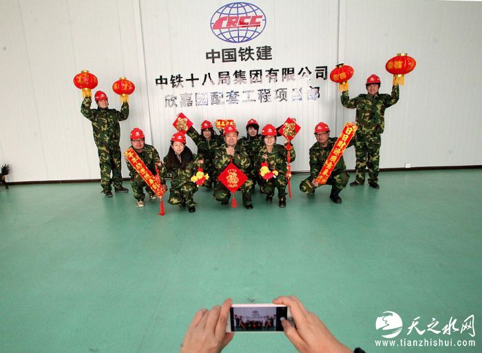 nEO_IMG_10、中国铁建十八局集团五公司轨道交通项目管理部干部职工通过拍摄微视频给全国人民拜年（伍振 摄） (1)