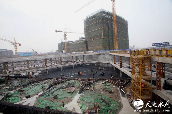 nEO_IMG_11、中国铁建十八局集团五公司承建的滨海新区BI线欣嘉园配套工程项目施工现场（伍振 摄）