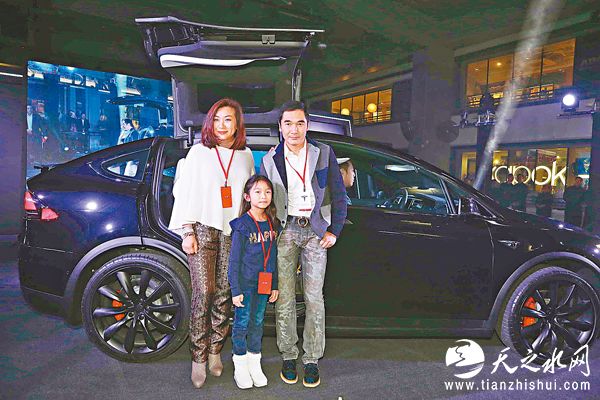 方中信一家三口到场。