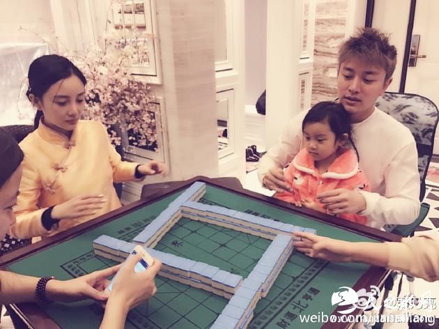 贾乃亮抱甜馨和李小璐打麻将