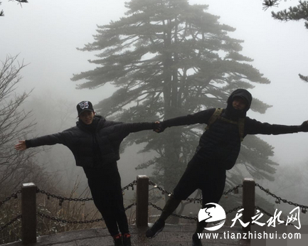 刘翔与女友现身机场