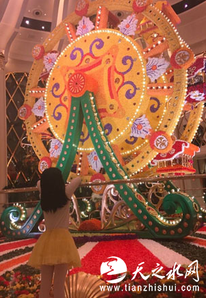 左小青微博晒照庆新春 女儿大长腿实力抢镜