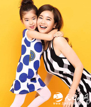 左小青微博晒照庆新春 女儿大长腿实力抢镜