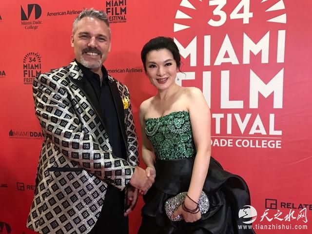 阎青妤性感亮相第34届美国迈尔密电影节红毯