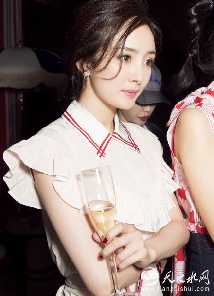 杨幂出席活动回应“杨幂之后再无白浅”