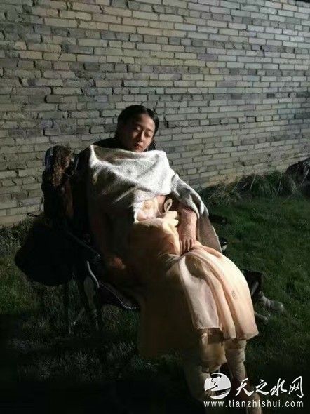 寒风中吴雨珏睡着惹众人心疼